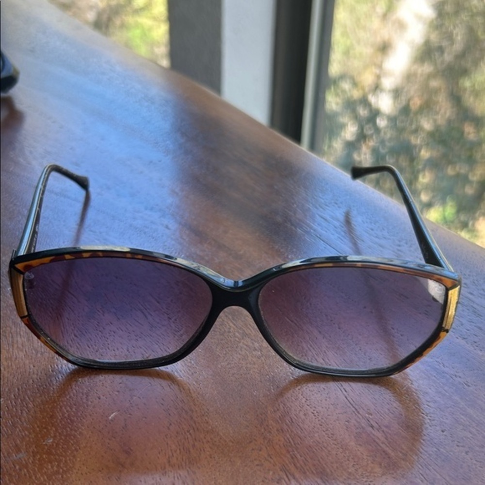 Anne Klein Vintage Tortoiseshell Sunglasses !!
